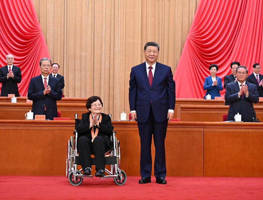 7月1日上午,庆祝中国共产党成立105周年大会在北京人民大会堂隆重举行。中共中央总书记、国家主席、中央军委主席习近平向“七一勋章”获得者钟掘颁授勋章。 7月1日上午,庆祝中国共产党成立105周年大会在北京人民大会堂隆重举行。中共中央总书记、国家主席、中央军委主席习近平向“七一勋章”获得者钟掘颁授勋章。
