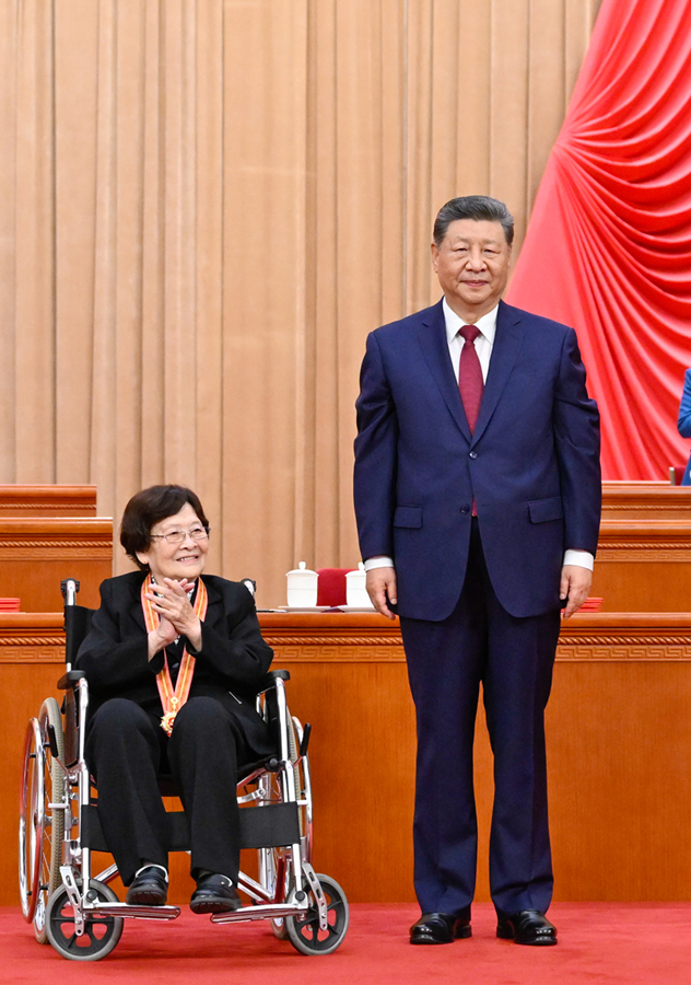 7月1日上午,庆祝中国共产党成立105周年大会在北京人民大会堂隆重举行。中共中央总书记、国家主席、中央军委主席习近平向“七一勋章”获得者钟掘颁授勋章。 7月1日上午,庆祝中国共产党成立105周年大会在北京人民大会堂隆重举行。中共中央总书记、国家主席、中央军委主席习近平向“七一勋章”获得者钟掘颁授勋章。