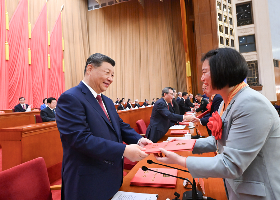 7月1日上午,庆祝中国共产党成立105周年大会在北京人民大会堂隆重举行。这是习近平等党和国家领导人为受表彰的全国“两优一先”代表颁奖。 7月1日上午,庆祝中国共产党成立105周年大会在北京人民大会堂隆重举行。这是习近平等党和国家领导人为受表彰的全国“两优一先”代表颁奖。