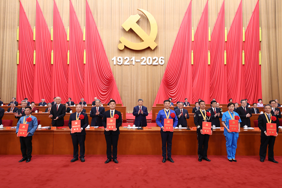 7月1日上午,庆祝中国共产党成立105周年大会在北京人民大会堂隆重举行。这是习近平等党和国家领导人为受表彰的全国“两优一先”代表颁奖。 7月1日上午,庆祝中国共产党成立105周年大会在北京人民大会堂隆重举行。这是习近平等党和国家领导人为受表彰的全国“两优一先”代表颁奖。