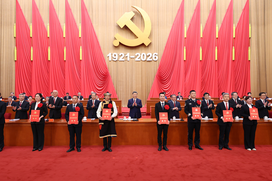7月1日上午,庆祝中国共产党成立105周年大会在北京人民大会堂隆重举行。这是习近平等党和国家领导人为受表彰的全国“两优一先”代表颁奖。 7月1日上午,庆祝中国共产党成立105周年大会在北京人民大会堂隆重举行。这是习近平等党和国家领导人为受表彰的全国“两优一先”代表颁奖。
