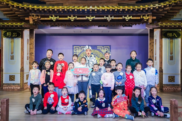 “京剧文化之旅——梨园童趣亲子体验日”第一场活动合影.jpg “京剧文化之旅——梨园童趣亲子体验日”第一场活动合影.jpg