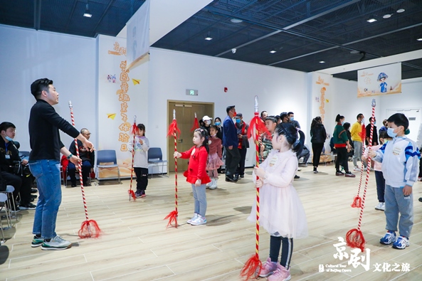 净界闯关活动学习耍花枪.jpg 净界闯关活动学习耍花枪.jpg