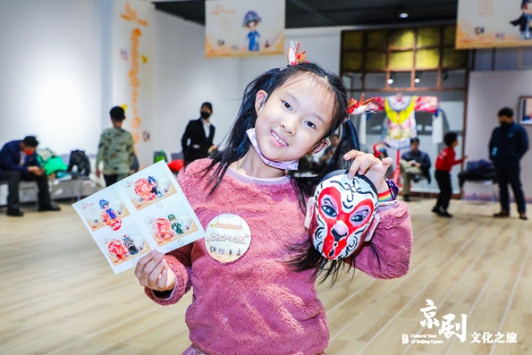 活动现场小朋友展示脸谱作品.jpg 活动现场小朋友展示脸谱作品.jpg