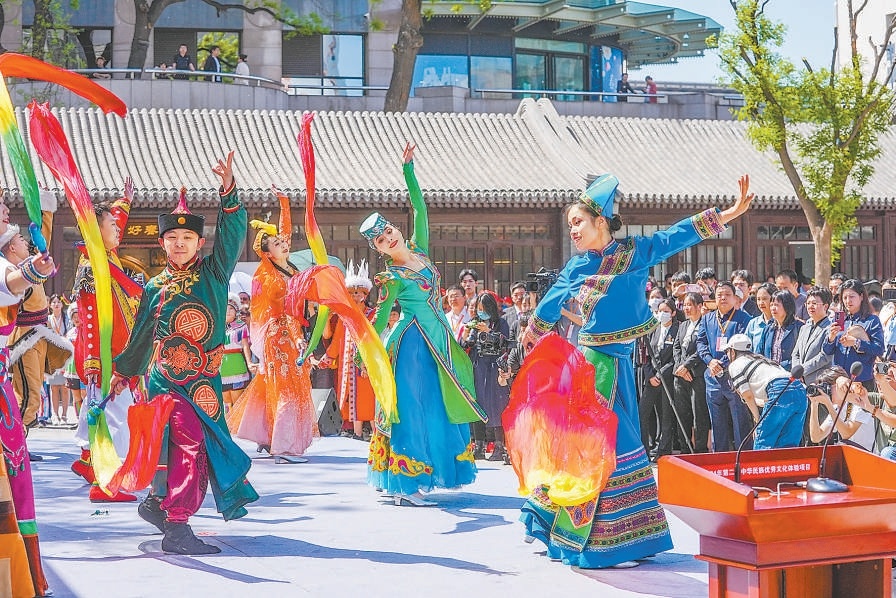 蒙藏学校旧址二〇二四年第二期中华民族优秀文化体验项目让观众足不出京，便可尽享千里之外福建和宁夏的地域风情。图为现场表演的民族舞蹈。